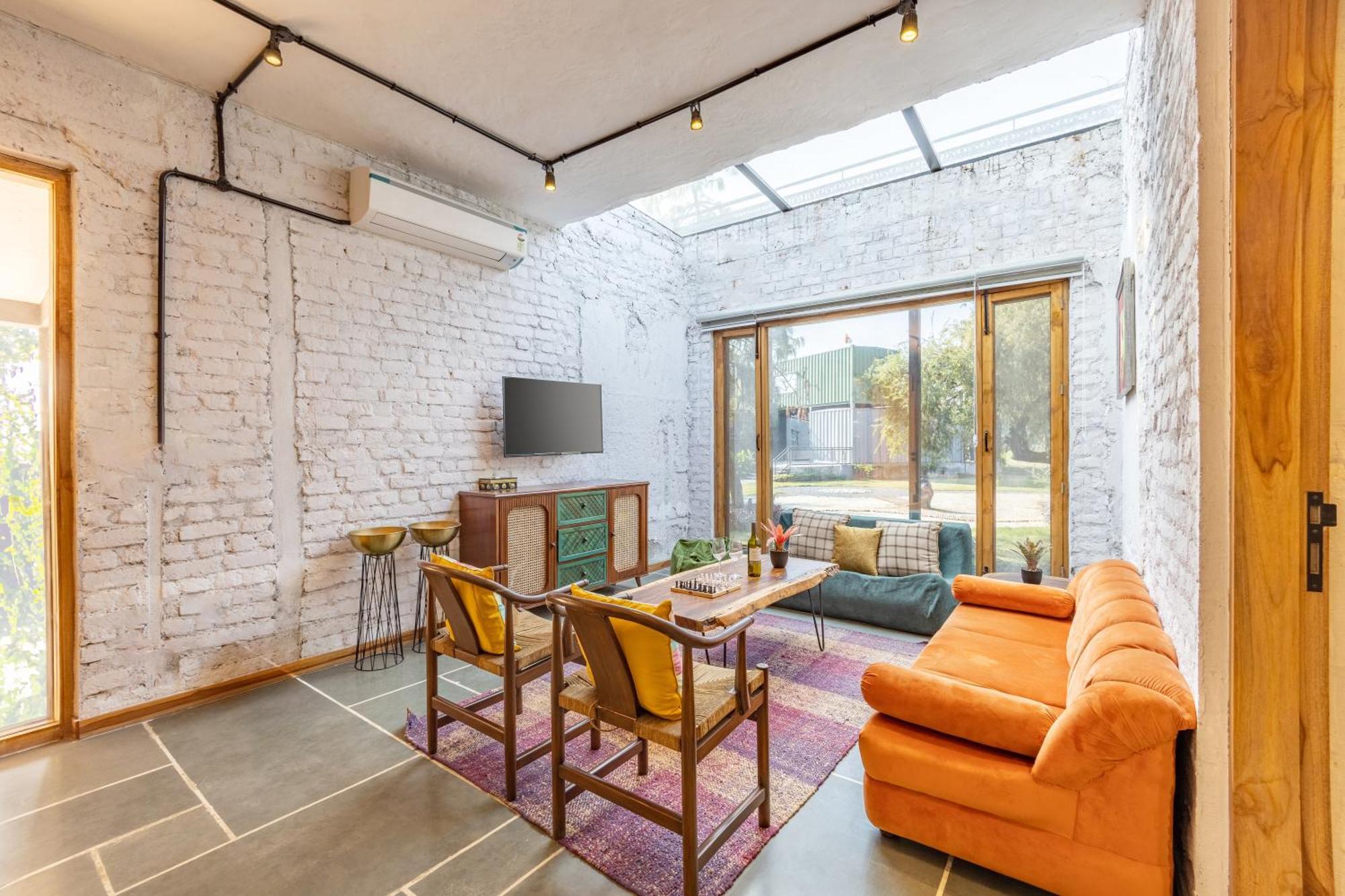 Villa Elivaas Hidden Oasis 4Bhk With Pool, Mud House & Container House Dhauj Exterior foto